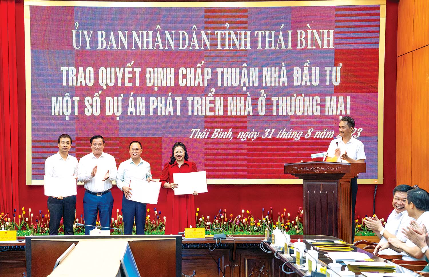 Bà Vũ Thị Thà, Chủ tịch HĐQT DragonGroup (thứ tư từ trái sang) nhận chấp thuận chủ trương đầu tư Dự án Phát triển nhà ở đô thị Song An, Trung An