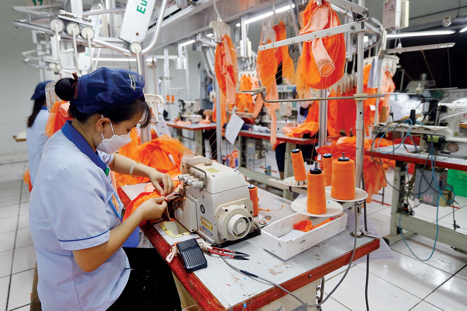 Trong ngành dệt may, hình thức gia công xuất khẩu  đang chiếm phần lớn 	Ảnh: Đức Thanh