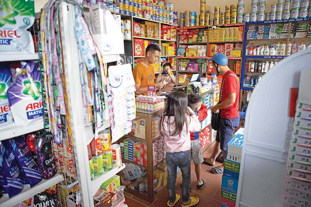 Thói quen mua sắm của người dân nông thôn vẫn ưu tiên các cửa hàng bách hóa gần nhà