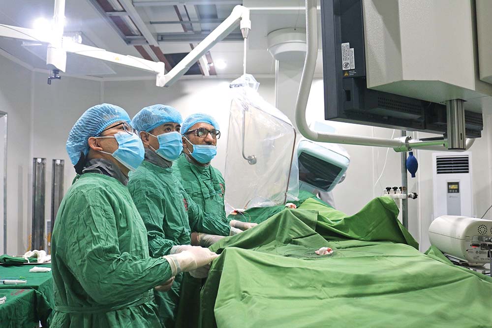 Các bác sĩ Bệnh viện Việt Nam - Thụy Điển Uông Bí phối hợp cùng TS., bác sĩ Jacques Ballout tiến hành đặt stent cho người bệnh