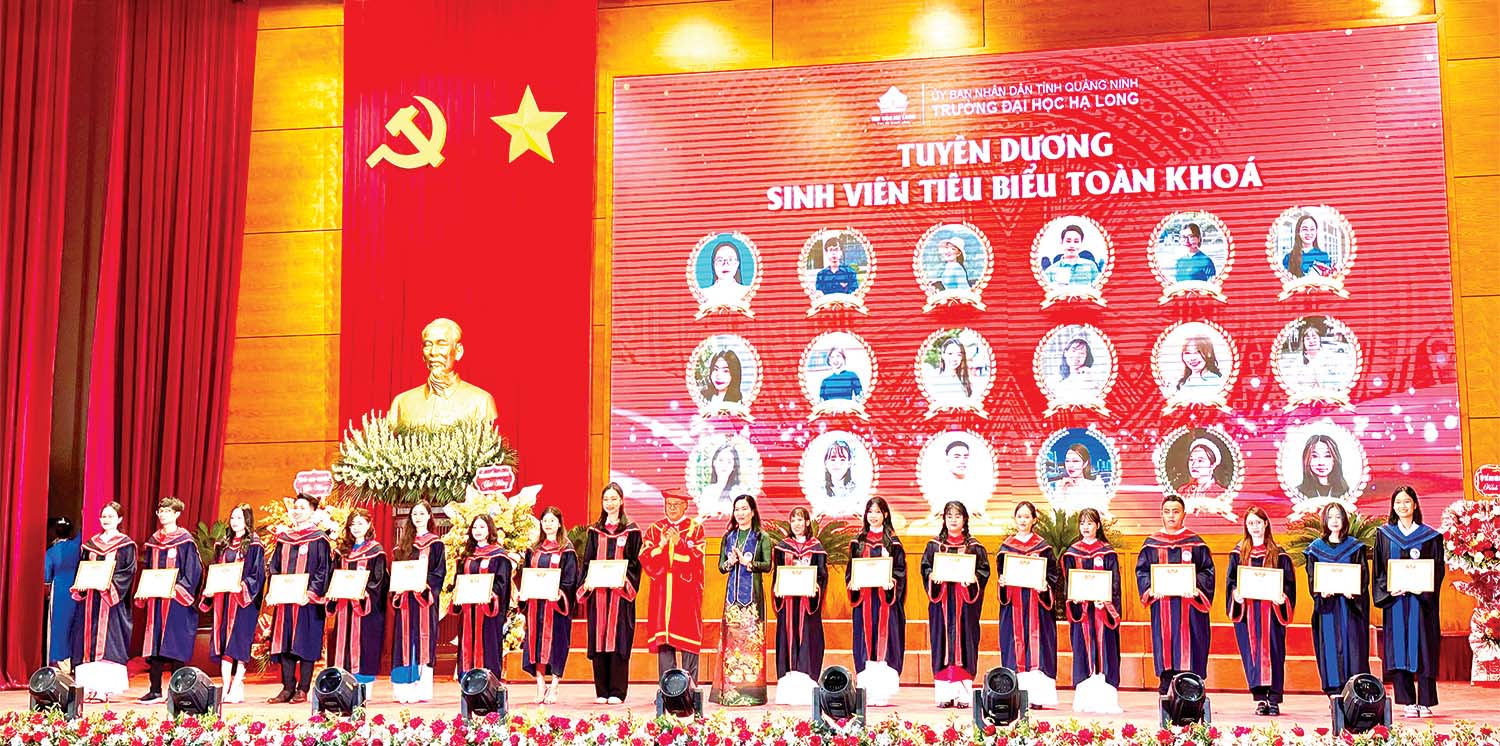 Đại học Hạ Long tuyên dương các sinh viên tiêu biểu trong lễ trao bằng tốt nghiệp năm học 2022 - 2023 	Ảnh: Quỳnh Nga