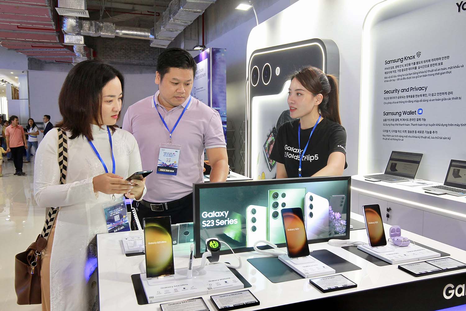 Cùng ngày, phòng lab Samsung Innovation Campus và Trung tâm ươm tạo thiết kế chip chính thức được khánh thành. Phòng lab Samsung Innovation Campus thể hiện cam kết của tập đoàn Hàn Quốc trong việc hỗ trợ tích cực NIC trở thành cái nôi đào tạo nhân tài công nghệ, dẫn dắt công cuộc đổi mới sáng tạo quốc gia tương lai. Trung tâm ươm tạo thiết kế chip là bước đi hiện thực hóa thỏa thuận giữa Synopsys và NIC ký kết vào tháng 9 vừa qua nhằm phát triển nguồn nhân lực tài năng thiết kế chip tại Việt Nam. Thủ tướng Chính phủ và các đại biểu đã tới tham quan và khai trương phòng lab và trung tâm ươm tạo.