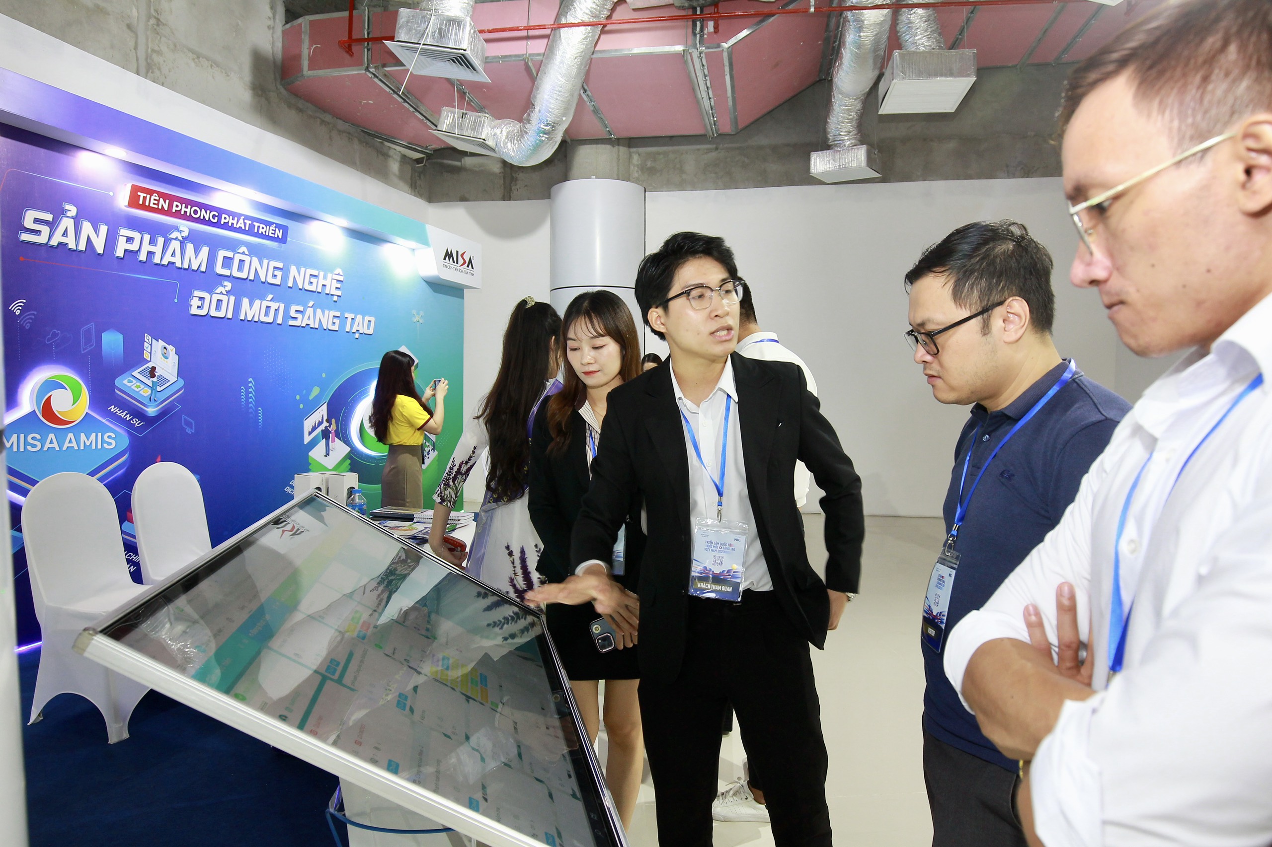 Nhân dịp khánh thành Trung tâm Đổi mới sáng tạo Quốc gia tại Hòa Lạc, ngay tại NIC Cơ sở Hòa Lạc, triễn lãm diễn ra trong 5 ngày (từ 28/10 đến 1/11), VIIE 2023 được tổ chức với quy mô mang tầm quốc tế.. Đến với VIIE 2023, khách tham dự trực tiếp được chiêm ngưỡng bức tranh công nghệ tương lai đến từ các doanh nghiệp công nghệ đổi mới sáng tạo hàng đầu trong và ngoài nước.