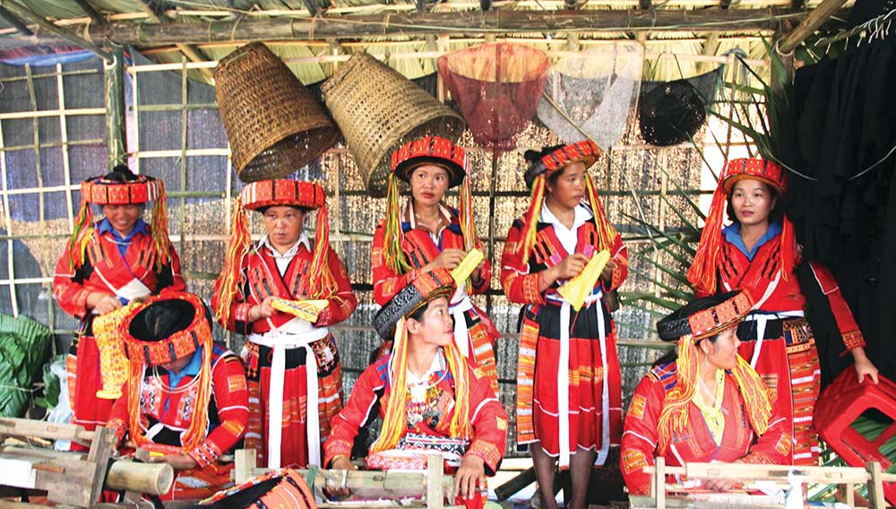 Các cô gái Pà Thẻn ở thôn Thượng Minh (huyện Lâm Bình, Tuyên Quang) dệt thổ cẩm truyền thống 