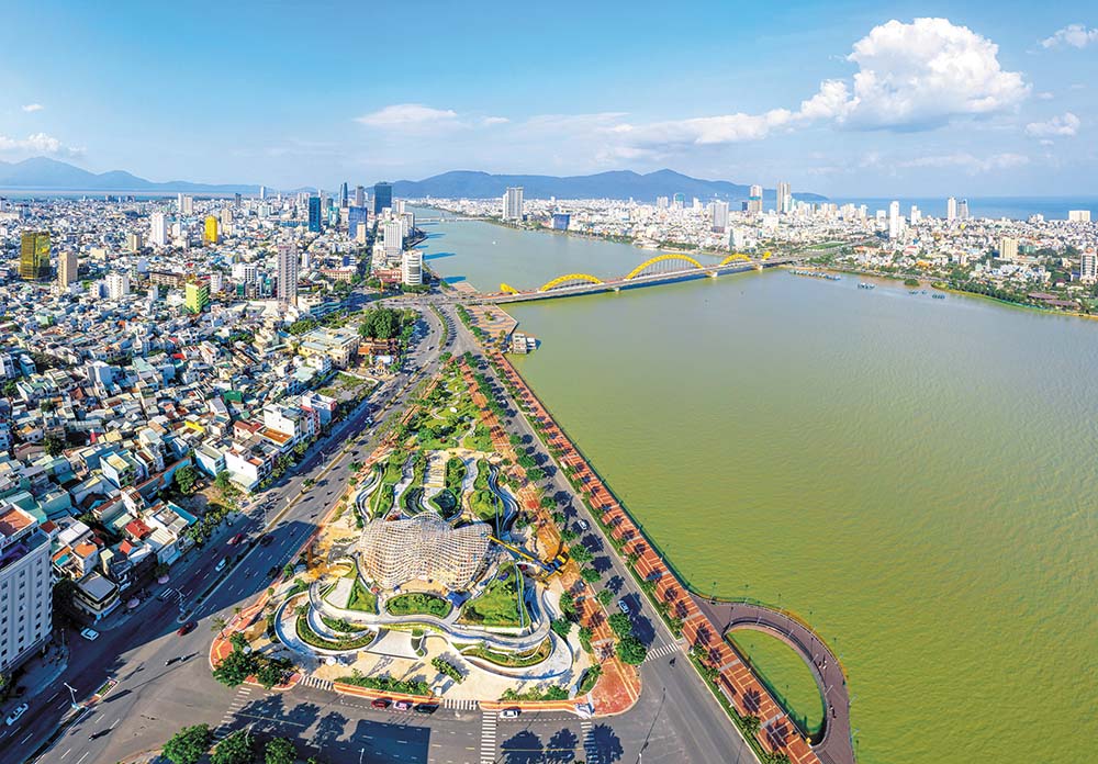 Mạng lưới giao thông tại Đà Nẵng ngày càng được hoàn thiện và đổi mới nhằm đáp ứng nhu cầu phát triển kinh tế - xã hội 	Ảnh: Huỳnh Văn Truyền