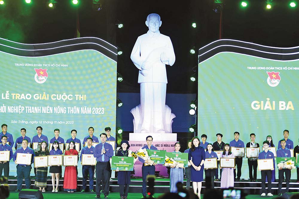 Ông Ngô Văn Cương, Bí thư T.Ư Đoàn TNCS và bà Venus Teoh Kim Wei, Phó tổng giám đốc SABECO, trao giải thưởng Lương Định Của 2023