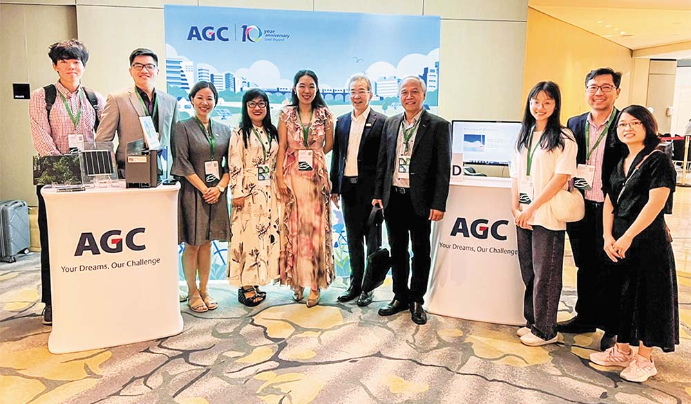 CEO Lưu Thị Thanh Mẫu (thứ 4 - từ trái qua) cùng bà Joy Gai - Giám đốc Chương trình Khu vực châu Á - Thái Bình Dương của WGBC (thứ 5 - từ trái qua) tham quan gian hàng đối tác AGC Asia Pacific tại khuôn khổ hội thảo IGBC 2023