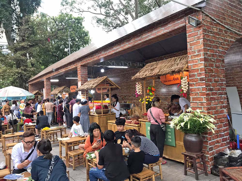 Lễ hội văn hóa ẩm thực Hà Nội thu hút rất đông người dân và du khách tham gia