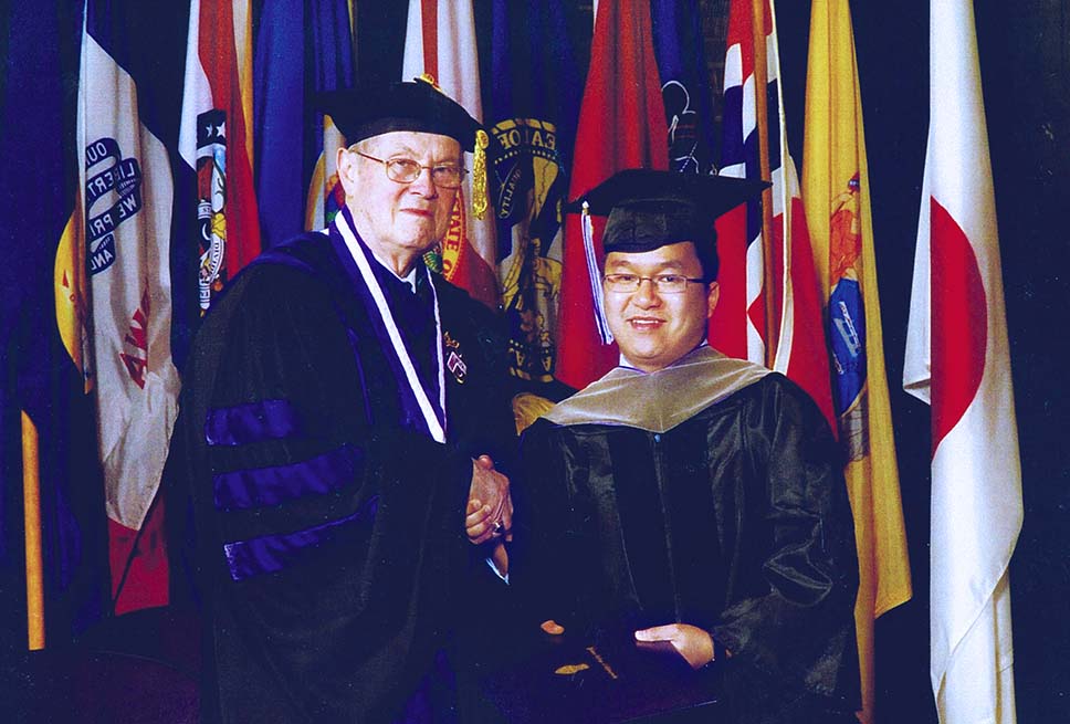 Lê Đình Bảo (bên phải) nhận Bằng Tiến sĩ tại Mỹ 