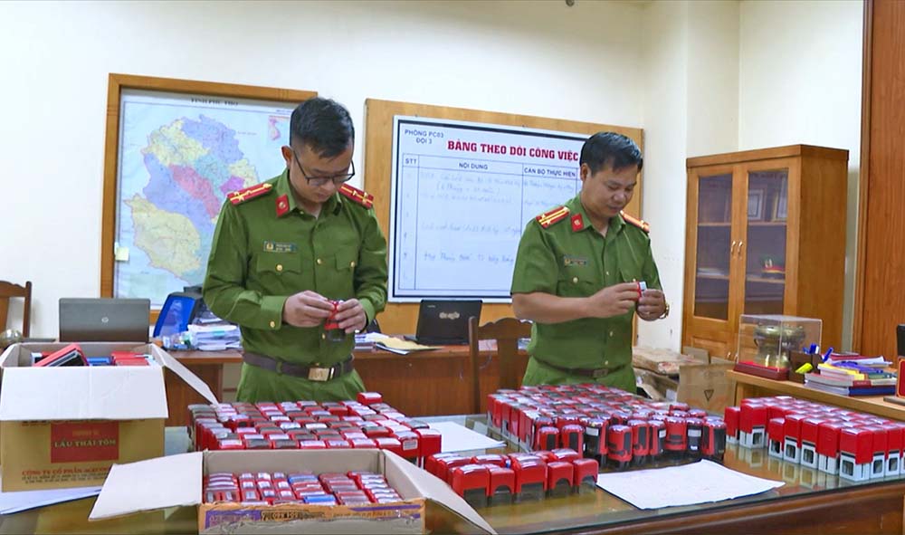 Công an tỉnh Phú Thọ kiểm tra các con dấu bị làm giả