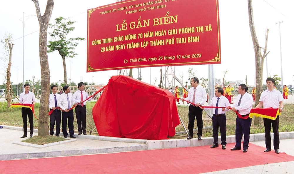 Lãnh đạo tỉnh, TP. Thái Bình gắn biển Công viên Kỳ Bá - công trình chào mừng 70 năm giải phóng Thị xã, 20 năm thành lập TP. Thái Bình