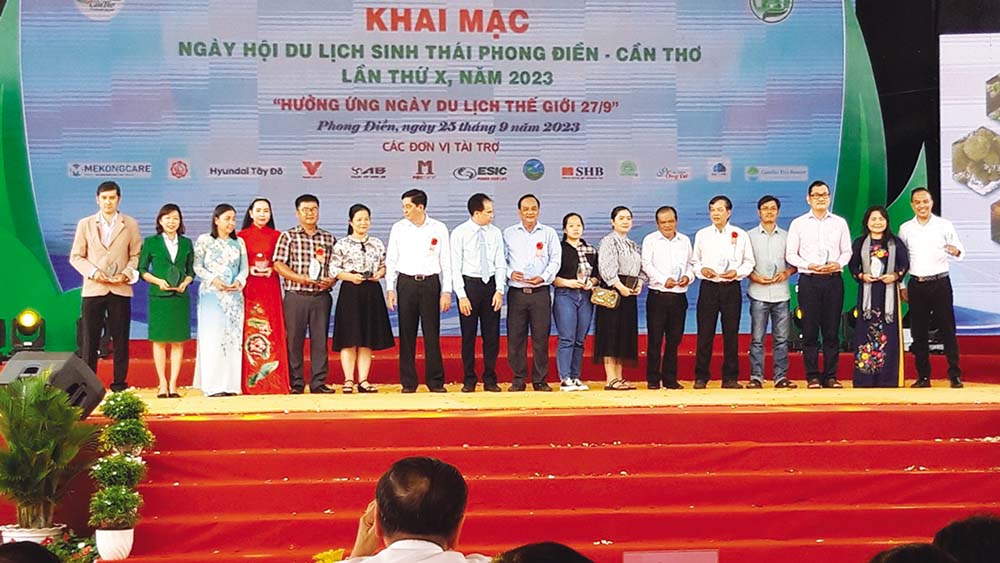 Lãnh đạo TP. Cần Thơ và huyện Phong Điền biểu dương khen thưởng các đơn vị doanh nghiệp đồng hành Ngày hội du lịch sinh thái Phong Điền 2023