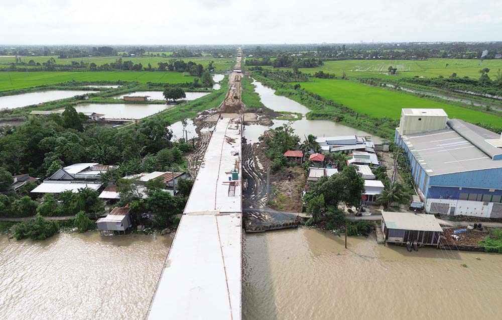 Thi công tuyến tránh TP. Long Xuyên 	Ảnh: A.M