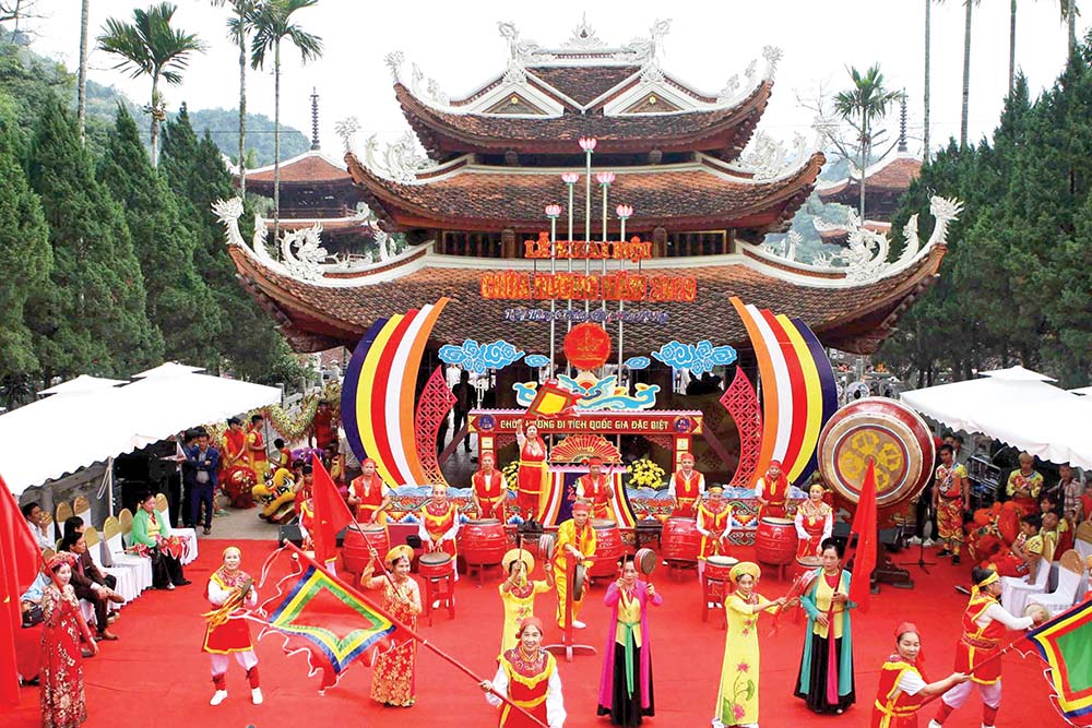 Lễ hội Chùa Hương là một tour du lịch tâm linh thu hút được nhiều du khách