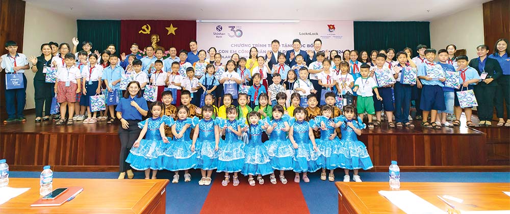 Tháng 12/2023, ngân hàng Shinhan phối hợp cùng Thành đoàn TP.HCM trao tặng học bổng cho các em học sinh có hoàn cảnh khó khăn