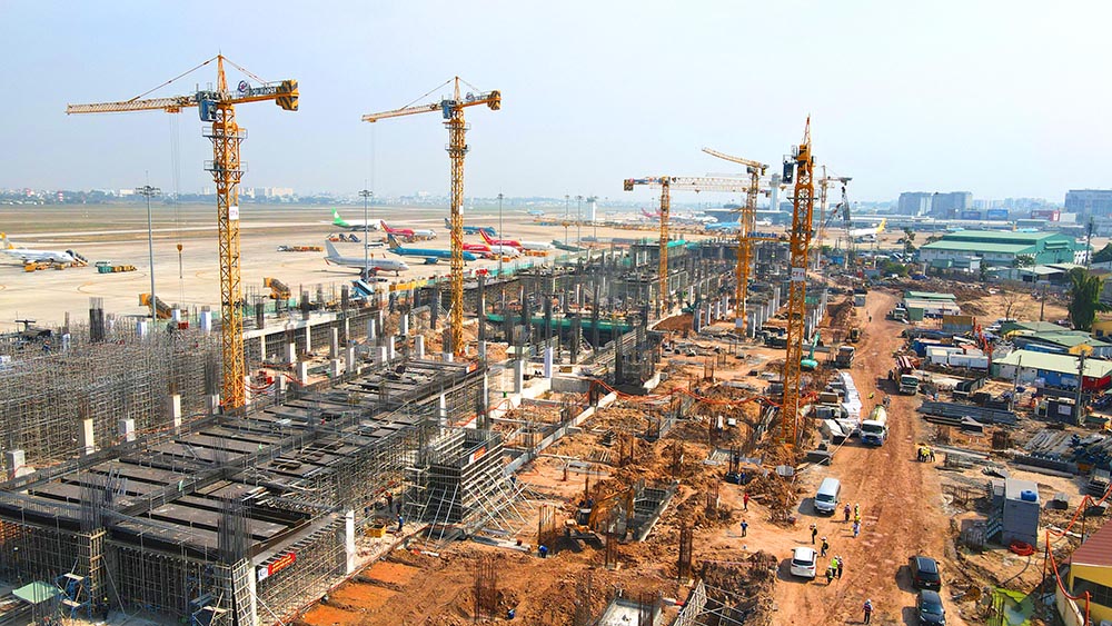 Dự án Nhà ga T3, Sân bay Tân Sơn Nhất có vốn đầu tư 11.000 tỷ đồng, dự kiến tháng 6/2025 sẽ được đưa vào khai thác. Nhà ga này tích hợp đa dạng các công nghệ, tiện ích, giúp nâng tầm trải nghiệm của hành khách và hướng tới trở thành “thành phố hàng không”.
