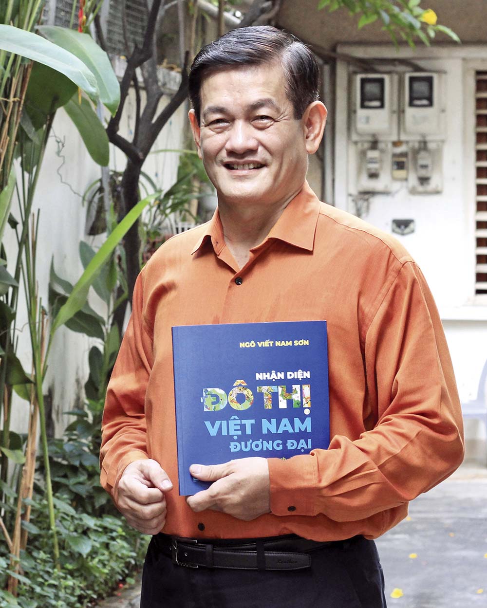 Được đào tạo bài bản và từng trải qua gần hai thập niên hành nghề ở nhiều nước phát triển, khi trở về Việt Nam, TSKH-KTS. Ngô Viết Nam Sơn tham gia tư vấn, thiết kế các Dự án quy hoạch kiến trúc trong mối gắn kết nghiên cứu khoa học với thực hành. 