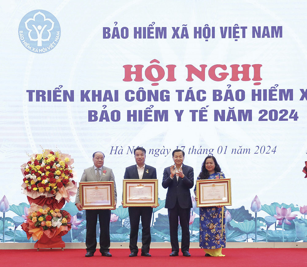 Phó thủ tướng Lê Minh Khái trao tặng danh hiệu thi đua cho các cá nhân, tập thể nổi bật của ngành  Bảo hiểm Xã hội