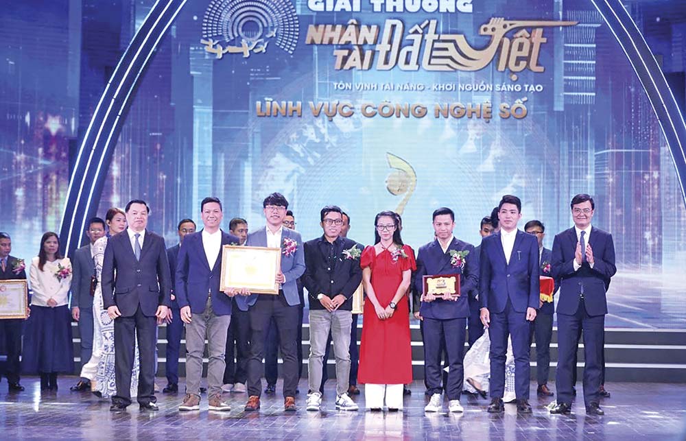 Ngô Minh Hiếu (người thứ 3 từ phải sang) nhận Giải thưởng Nhân tài Đất Việt 2023