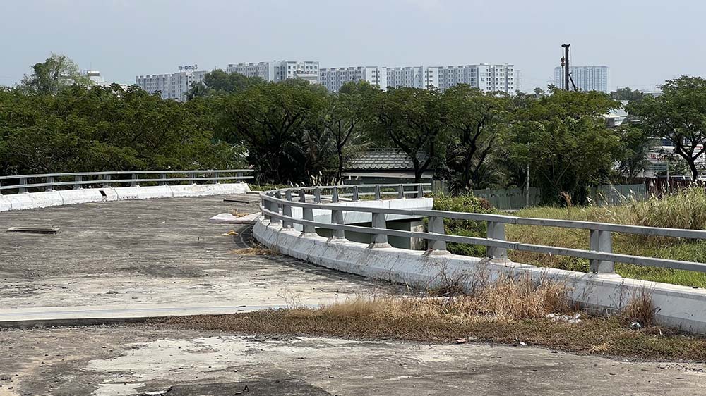 Hạng mục cầu vượt nối từ đường Võ Văn Kiệt xây dựng dở dang và bỏ hoang đã 5 năm	 Ảnh: Lê Quân  