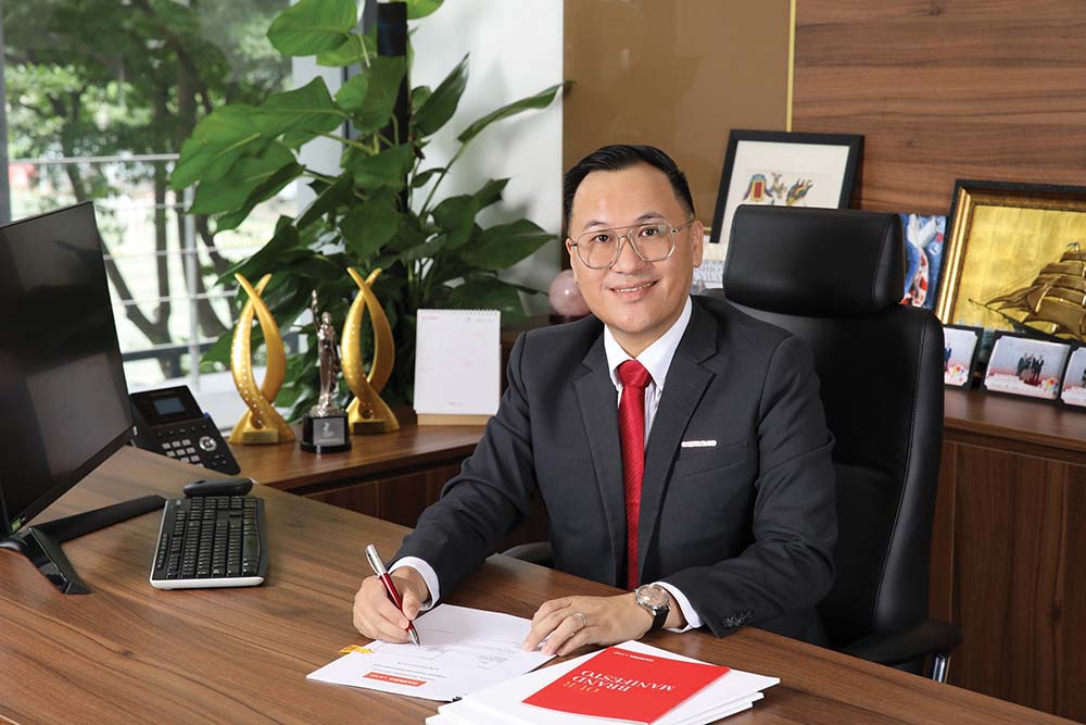 Sau 16 năm sinh sống và làm việc tại Việt Nam, doanh nhân người Malaysia, ông Angus Liew Bing Fooi đã đạt được vị trí quan trọng và rất có uy tín trong cộng đồng doanh nhân, đầu tư bất động sản.  Là Chủ tịch HĐQT và người đại diện pháp luật của Công ty  cổ phần Gamuda Land Việt Nam, ông đóng vai trò then chốt trong việc định hình chiến lược và phát triển của doanh nghiệp  tỷ đô này tại thị trường Việt Nam.