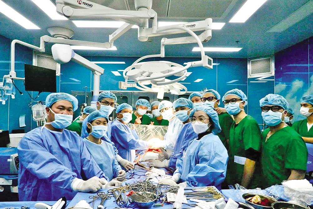 Các bác sỹ đang thực hiện ca ghép phổi cho bệnh nhân tại Bệnh viện Phổi trung ương 