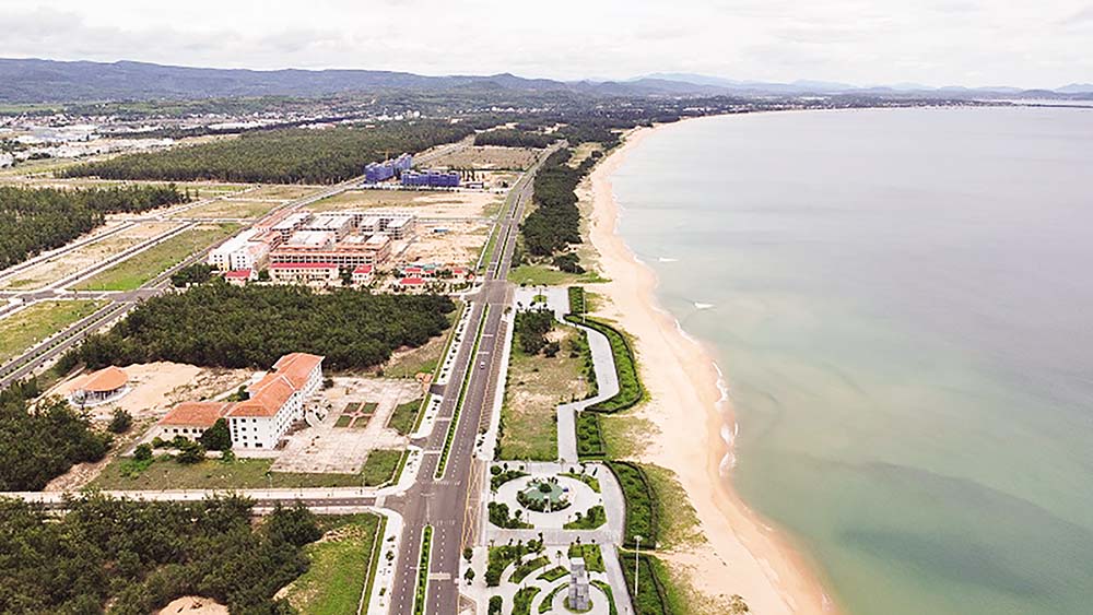 Phú Yên có bờ biển dài gần 200 km, với nhiều bãi biển, danh thắng độc đáo