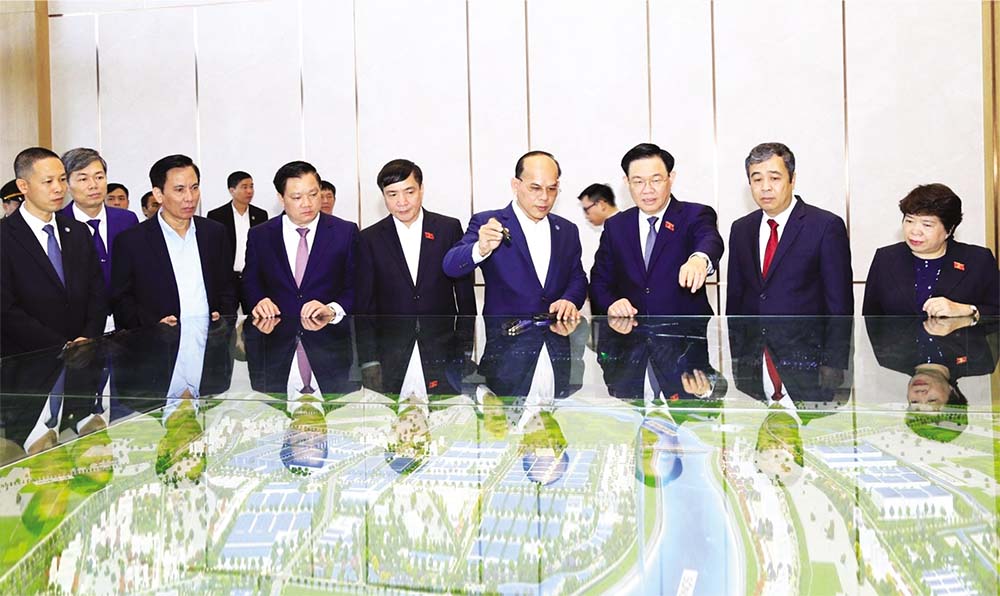 Chủ tịch HĐQT Công ty CP Green i - Park Nguyễn Minh Hưng báo cáo với Chủ tịch Quốc hội Vương Đình Huệ, lãnh đạo Trung ương và tỉnh Thái Bình về quá trình phát triển của KCN Liên Hà Thái