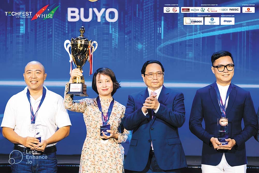 doanh nhân Đỗ Hồng Hạnh được Thủ tướng Chính phủ Phạm Minh Chính trao tặng cúp Quán quân Techfest Việt Nam 2023