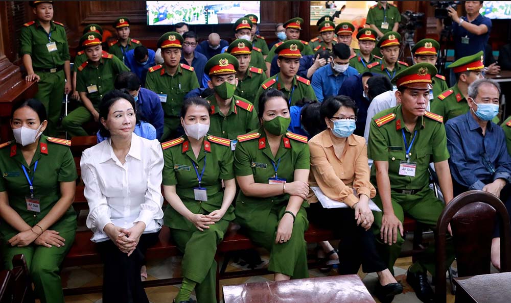 Bị cáo Trương Mỹ Lan (hàng đầu; thứ hai, từ trái sang) tại tòa