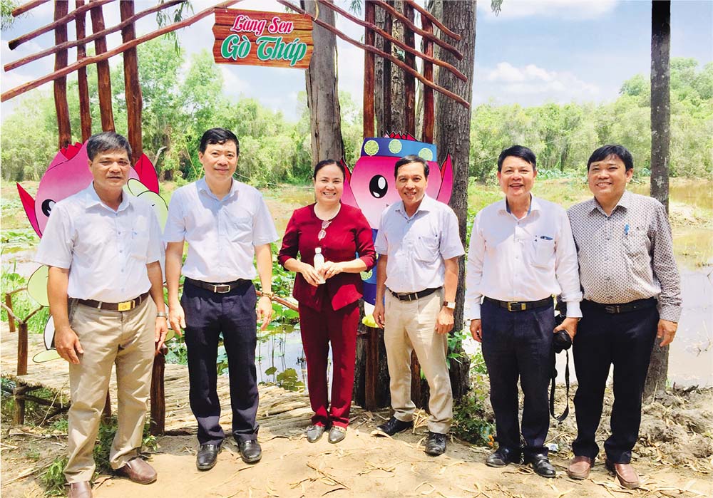 Chủ tịch UBND tỉnh Đồng Tháp Phạm Thiện Nghĩa (thứ 2 từ trái sang) cùng lãnh đạo huyện Tháp Mười khảo sát Làng sen Gò Tháp phục vụ du khách tham quan, trải nghiệm