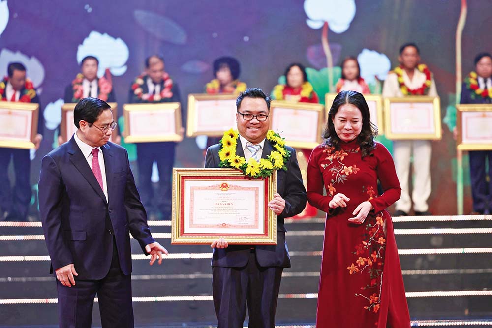 Thủ tướng Chính phủ trao Bằng khen Điển hình tiên tiến toàn quốc năm 2023 cho doanh nhân Đặng Dương Minh Hoàng