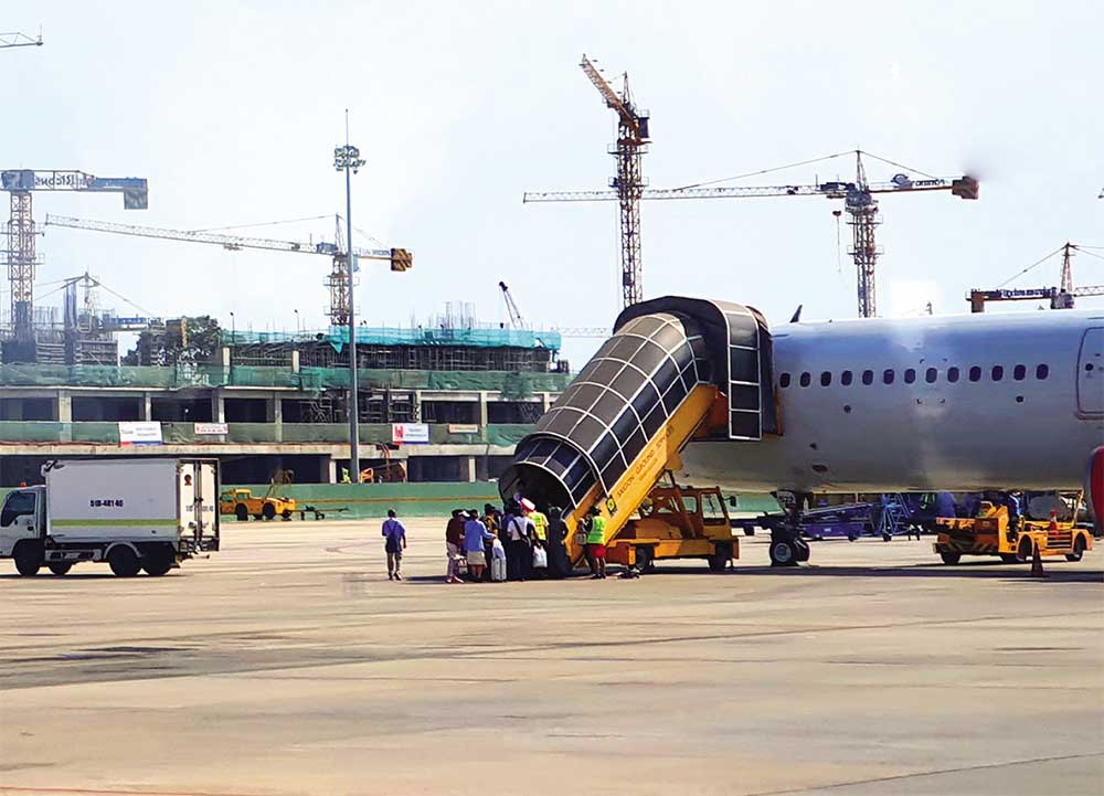 Dự án Thành phố hàng không: Dự án Nhà ga T3, Sân bay Tân Sơn Nhất có vốn đầu tư 11.000 tỷ đồng đang gấp rút triển khai. Dự kiến tháng 6/2025 sẽ đưa vào khai thác. Nhà ga T3 tích hợp đa dạng các công nghệ, tiện ích, giúp nâng tầm trải nghiệm của hành khách và hướng tới trở thành “Thành phố hàng không”.
