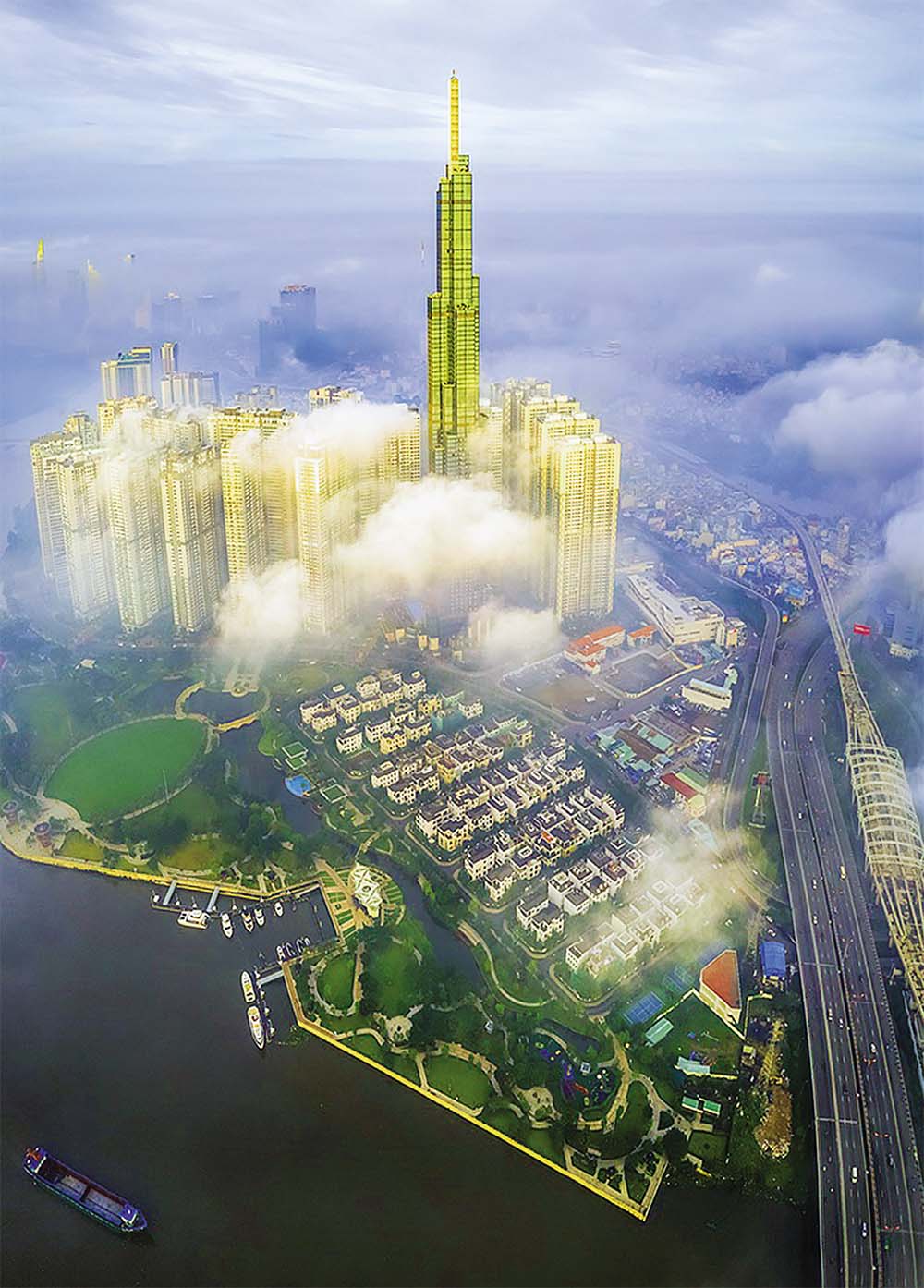 Tòa nhà biểu tượng Landmark 81 là tòa nhà cao nhất Việt Nam do Tập đoàn Vingroup xây dựng từ năm 2015, hoàn thành và chính thức đi vào hoạt động từ năm 2018 với số tiền đầu tư lên tới 300 triệu USD. Landmark 81 khánh thành và hoạt động hạng mục đầu tiên (TTTM Vincom Center Landmark 81) sau 1.461 ngày thi công. Đến ngày 28/4/2019, tòa tháp tiếp tục khánh thành Đài quan sát skyview cao nhất Việt Nam và cũng là tòa nhà cao nhất Đông Nam Á thời điểm đó và hiện nay nằm trong top 20 tòa cao nhất thế giới.