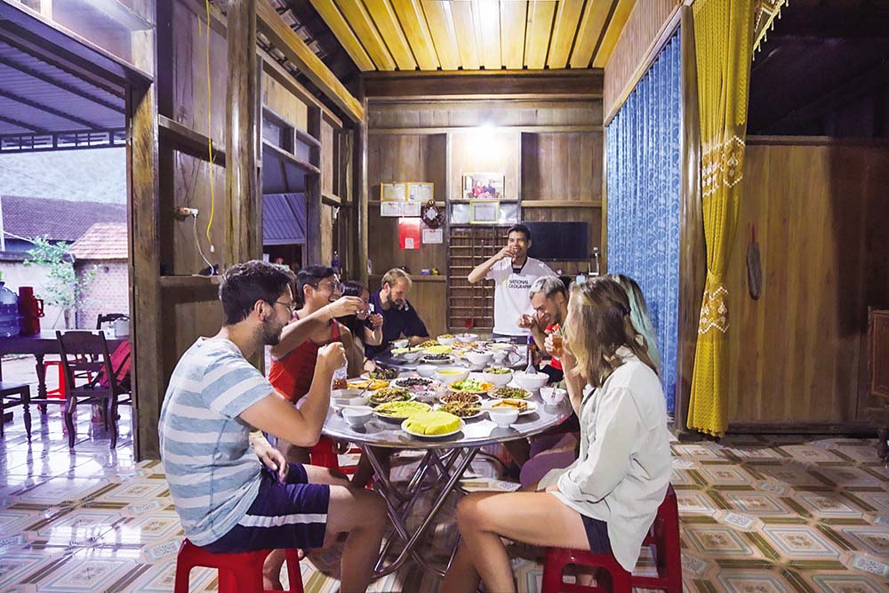 Khách du lịch trải nghiệm bữa ăn tối cùng một gia đình bản địa tại làng du lịch Tân Hóa, xã Tân Hóa, huyện Minh Hóa, tỉnh Quảng Bình