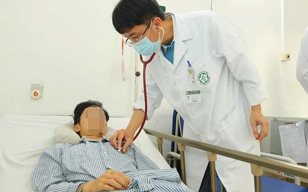 Bác sĩ Bệnh viện Bạch Mai thăm khám bệnh nhân đột quỵ