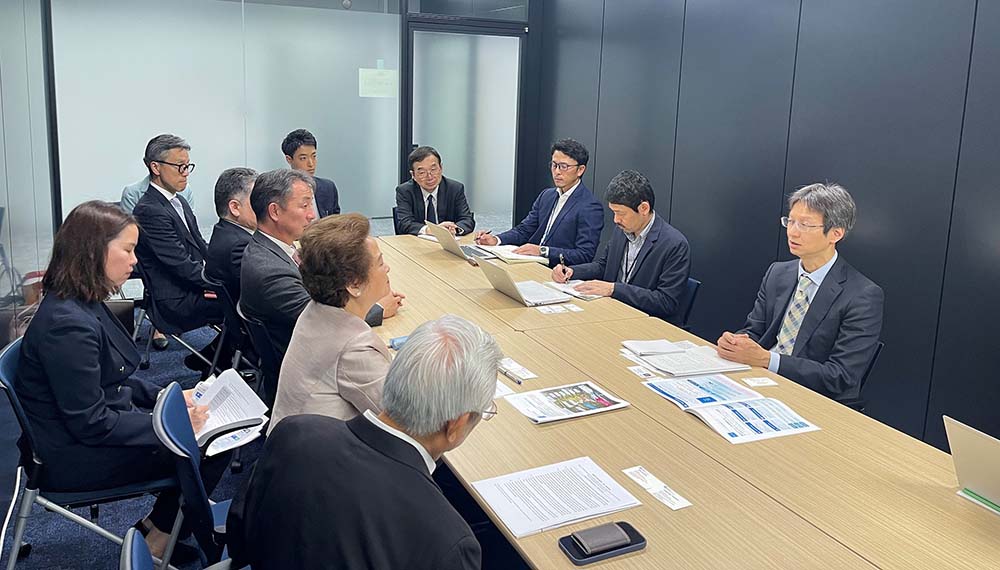 Ông Takashi Yanai và bà Nguyễn Thị Nga thảo luận cùng ông Hajime Wakuda tại Tokyo  ngày 24-4-2024