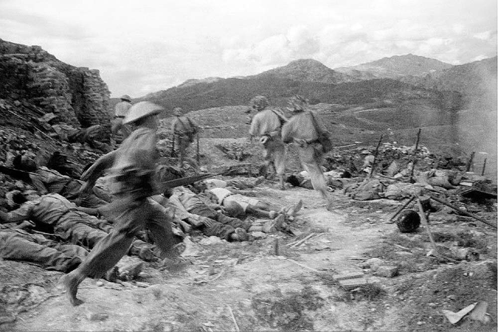 Cận cảnh đồi Him Lam, thời điểm sau khi 40 khẩu pháo của quân đội ta trút đạn xuống đồn địch, mở màn chiến dịch Điện Biên Phủ 	ảnh: triệu đại