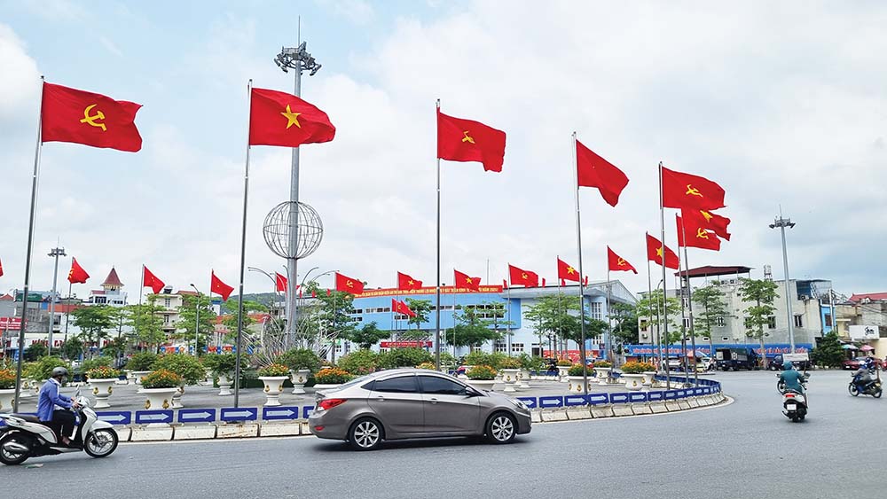 Quận Kiến An rực rỡ cờ hoa chào mừng Ngày Giải phóng Hải Phòng 	Ảnh: Thanh Tân