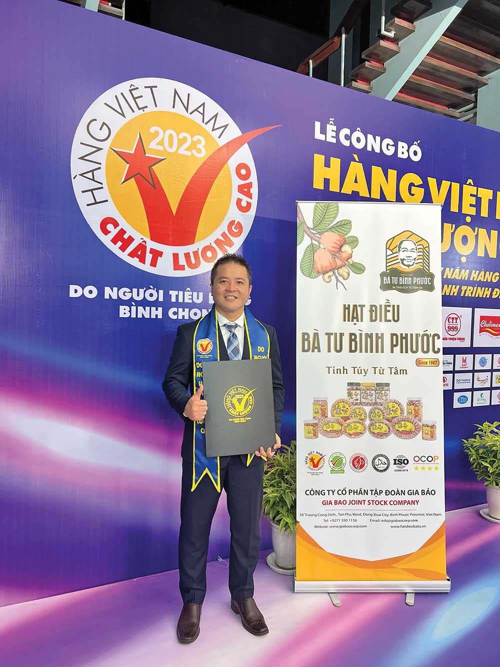 Ông Trần Văn Sơn, CEO Hạt điều Gia Bảo nhận giải thưởng tại Lễ công bố Hàng Việt Nam chất lượng cao 2023