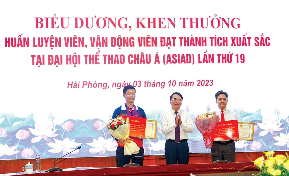 Ông Lê Khắc Nam, Phó chủ tịch UBND TP. Hải Phòng trao thưởng cho vận động viên đoạt huy chương tại ASIAD 19