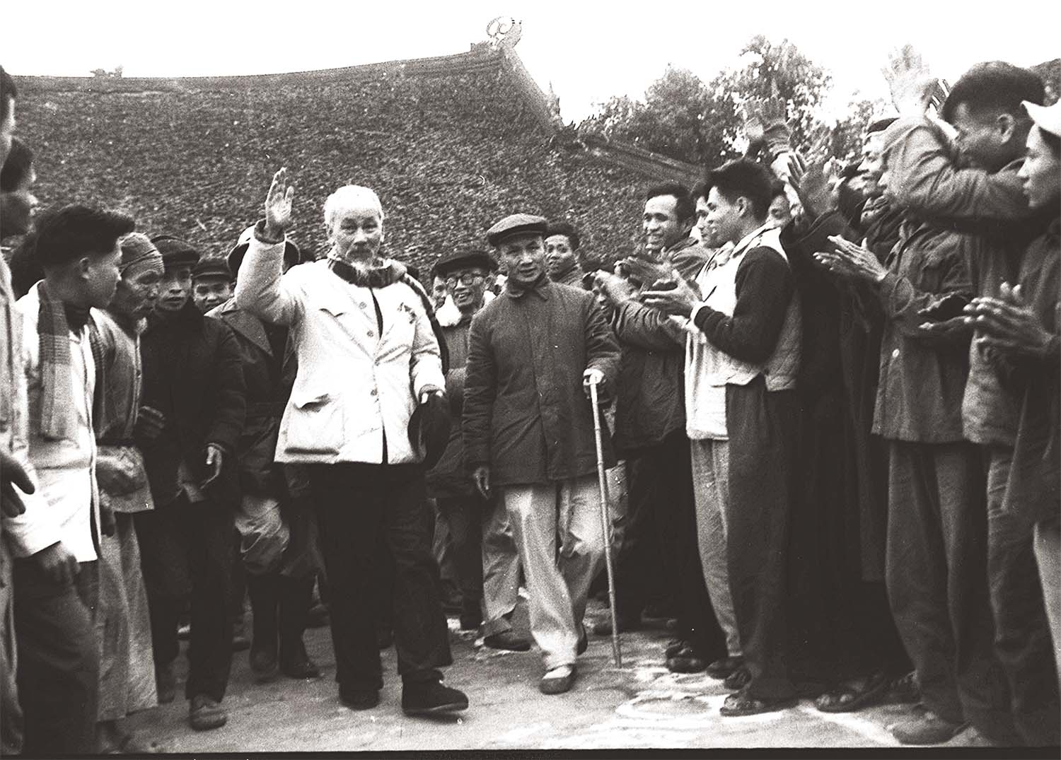 Hồ Chủ tịch thăm xã viên HTX Vinh Quang (huyện Thanh Thủy, Phú Thọ), nơi có phong trào khai phá đồi hoang trồng cây gây rừng khá nhất miền Bắc (ngày 26/1/1964) 	Ảnh: TTXVN
