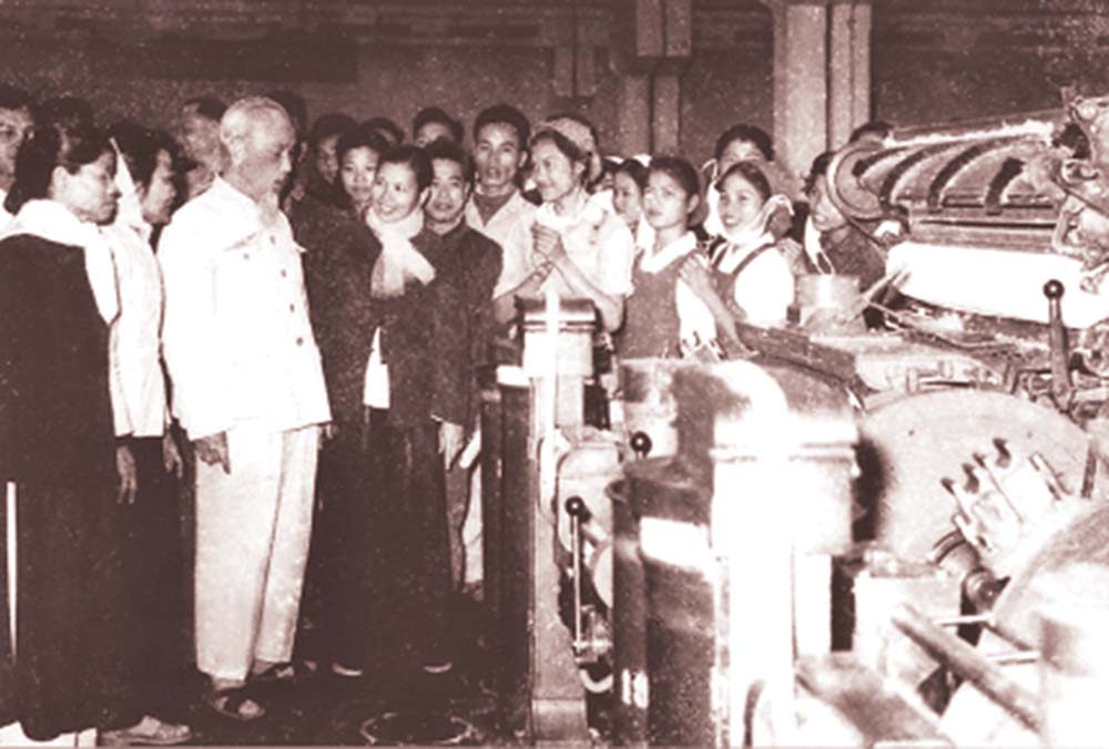 Chủ tịch Hồ Chí Minh thăm Nhà máy Dệt 8-3 (tháng 3/1965)