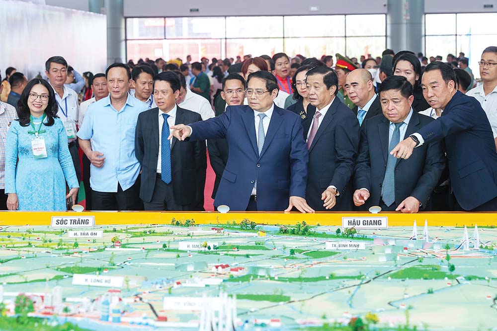 Thủ tướng Chính phủ Phạm Minh Chính, lãnh đạo tỉnh Vĩnh Long và các đại biểu xem sa bàn Quy hoạch tỉnh Vĩnh Long