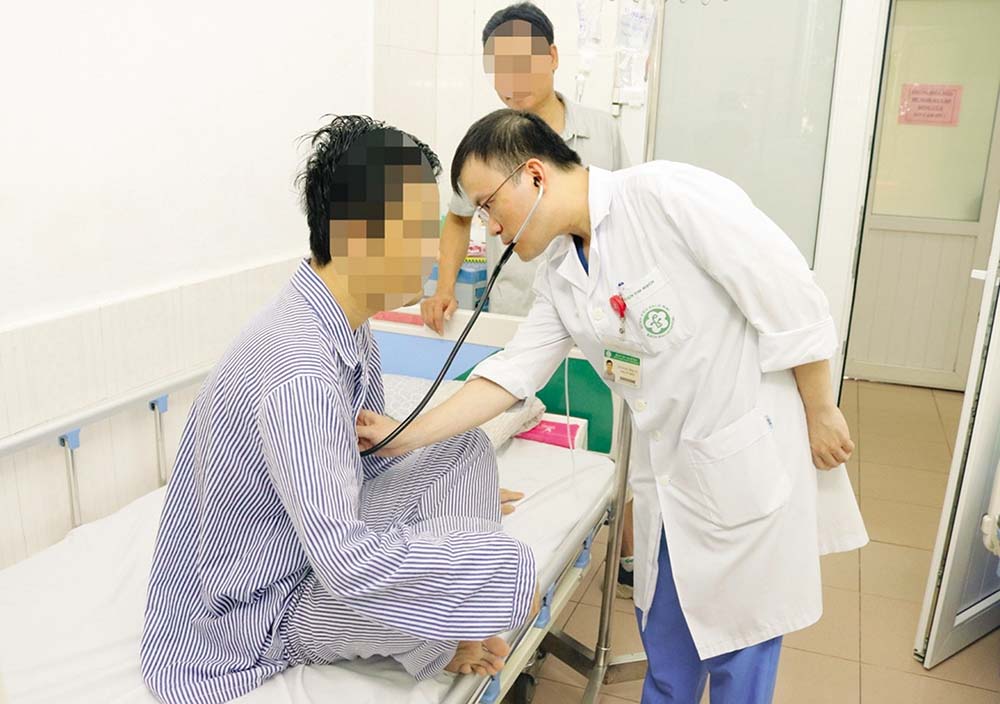 Bác sỹ Bệnh viện Bạch Mai khám cho một bệnh nhân trẻ mắc bệnh tim mạch 