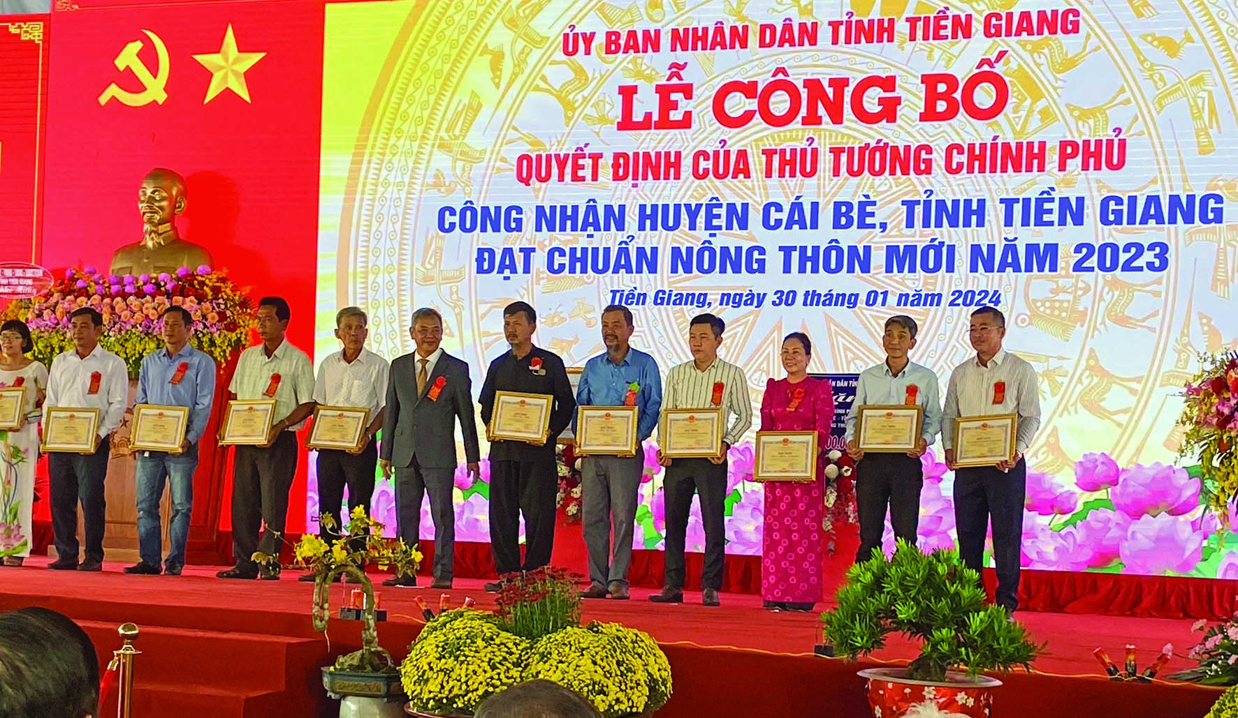 Ông Nguyễn Văn Nha, Chủ tịch UBND huyện Cái Bè  tặng bằng khen cho các đơn vị, doanh nghiệp đóng góp tích cực xây dựng huyện nông thôn mới Cái Bè