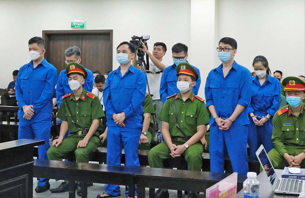 Phạm Thanh Tùng, cựu Chủ tịch HĐQT Công ty cổ phần chứng khoán Trí Việt (ngoài cùng bên trái) bị đưa ra xét xử  hồi tháng 5/2023