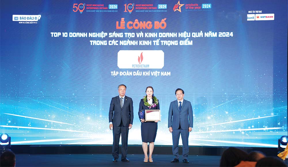 Bà Vũ Thị Thu Hương, Phó trưởng ban Truyền thông và Văn hóa doanh nghiệp, đại diện Petrovietnam nhận vinh danh  Top 10 doanh nghiệp sáng tạo và kinh doanh hiệu quả  Việt Nam trong các ngành kinh tế trọng điểm năm 2024