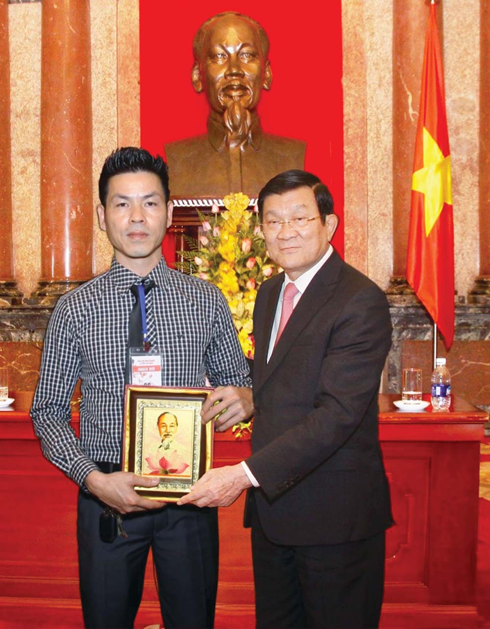 Nguyên Chủ tịch nước Trương Tấn Sang trao Kỷ niệm chương cho doanh nhân Đặng Quốc Thái, Chủ tịch HĐQT, Tổng giám đốc Công ty TNHH Thiên Trường