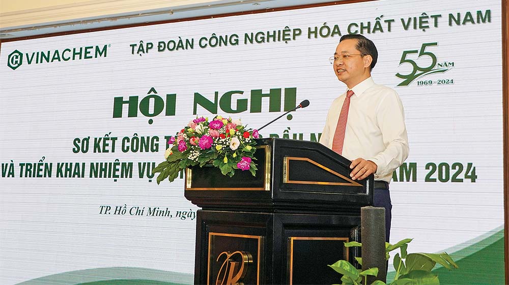 Ông Nguyễn Hữu Tú, Phó tổng giám đốc Vinachem báo cáo tại Hội nghị sơ kết công tác 6 tháng đầu năm 2024